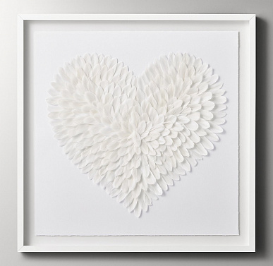 Декор сердце из перьев в цвете White